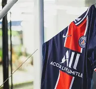 关于大巴黎在主场豪取胜利，实现八强晋级的信息