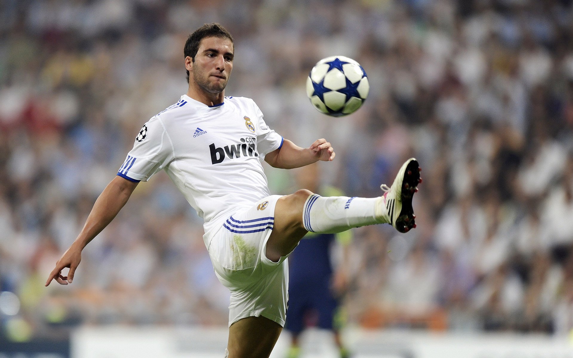 库里连续二十场比赛得分突破纪录,勇士挑战极限!